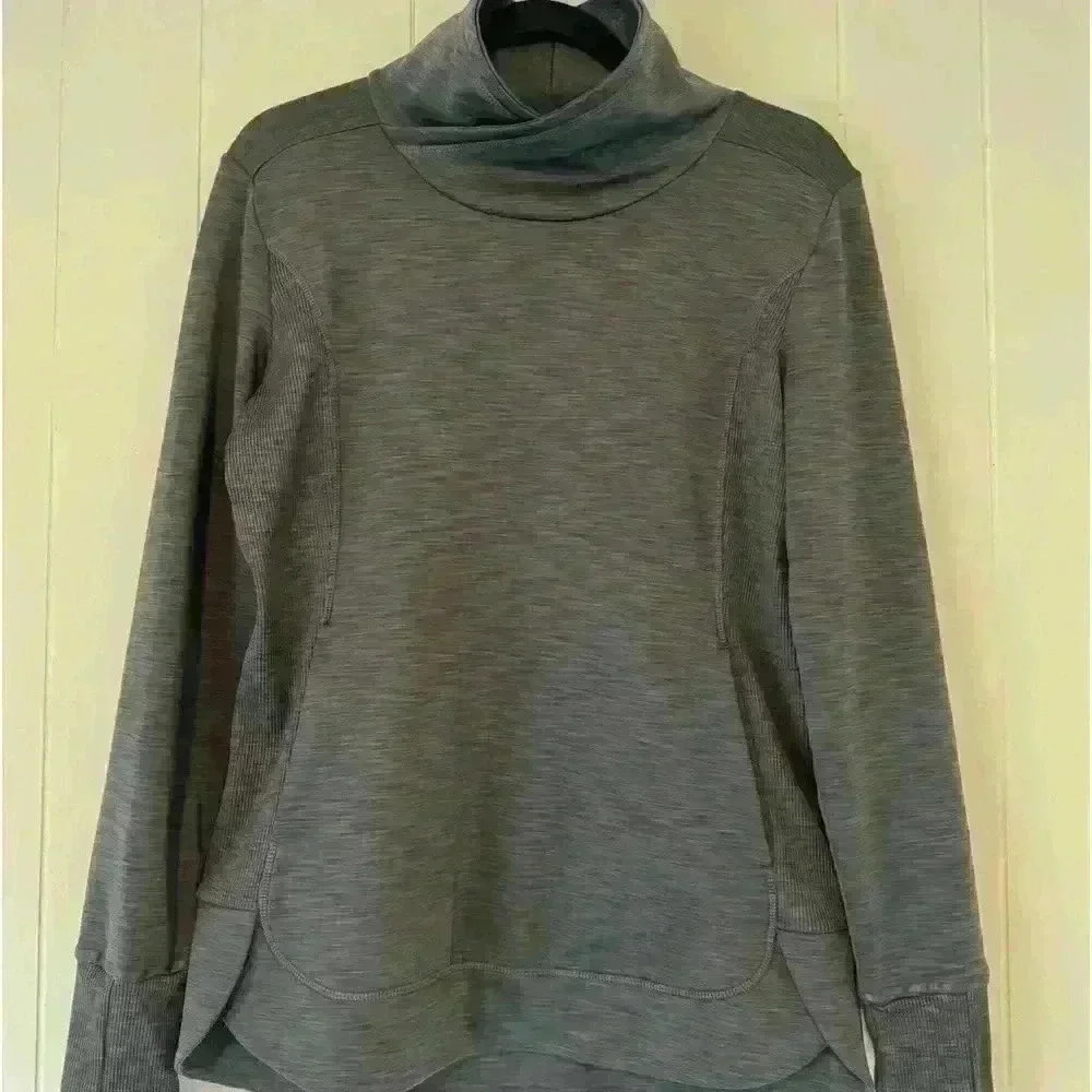 ATHLETA Women’s Top/ Sweater.Size XS